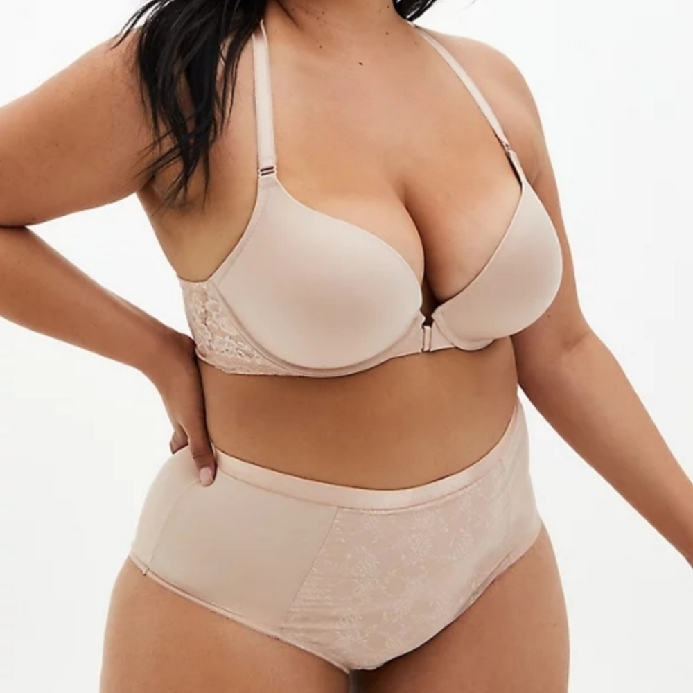 TORRID FRONT CLOSURE PUSH-UP PLUNGE BRA - MICROFIBER & LACE ROSE DUST